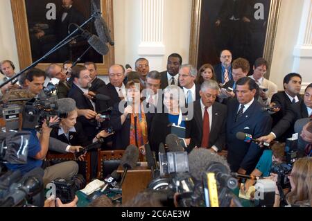 Austin Texas États-Unis, 15 septembre 2003 : les sénateurs démocrates absents du Texas, qui ont passé plus de six semaines en exil au Nouveau-Mexique, retournent au Capitole de l'État sous les acclamations vives d'une galerie du Sénat remplie de partisans démocrates. Le décorum du Sénat était inexistant alors que les législateurs, les médias et les spectateurs envahissaient la Chambre à un moment historique de la politique texane. Le sénateur Leticia Van de Putte parle à la presse. ©Bob Daemmrich Banque D'Images