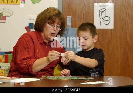 Gun Barrel City, Texas 9 septembre 2003 : une spécialiste de la parole et de l'audition utilise des manipulatifs tout en travaillant avec un garçon anglo de 6 ans gravement retardé sur le plan du développement sur les compétences en langage et en langage. LIBÉRATION DU MODÈLE SP-61 (garçon) et SP-69 (enseignant) ©Bob Daemmrich Banque D'Images