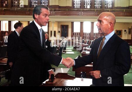 Austin, Texas États-Unis, septembre 16 2003 : le lieutenant-gouverneur du Texas David Dewhurst (à gauche) serre la main du sénateur démocrate John Whitmire de Houston tandis que les sénateurs du Texas se réunissent au Capitole de l'État avec des salutations amicales, des poignées de main et de la bonne volonté tout autour pour une troisième session spéciale. Les démocrates sont revenus d'un exil auto-imposé de six semaines au Nouveau-Mexique pour bloquer un projet de loi de redécoupage plus tôt cet été. Les deux parties ont promis une coopération pour les 30 prochains jours. ©Bob Daemmrich Banque D'Images