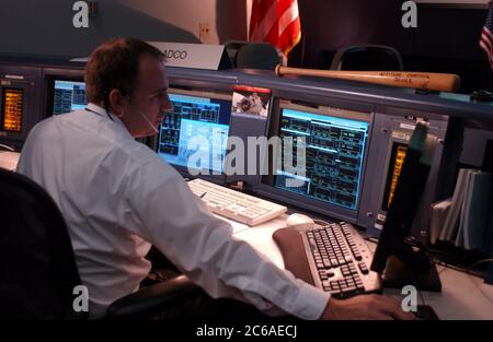 Houston, Texas, États-Unis, 18 septembre 2003 : ingénieur de vol spatial au travail dans le Centre de contrôle de mission (MCC) actif pour la Station spatiale internationale (ISS) actuellement en orbite. ©Bob Daemmrich Banque D'Images