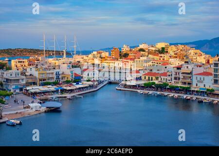 Belle ville d'Agios Nikolaos sur le lac Voulismeni au coucher du soleil. île Crète, Grèce Banque D'Images