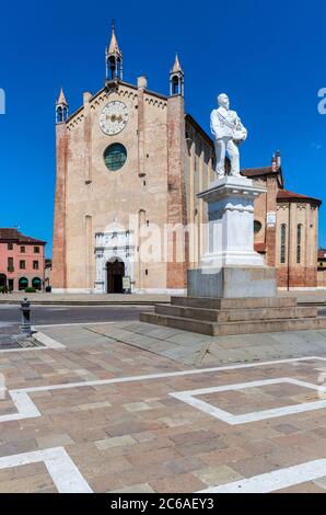 Italie Veneto Montagnana - Piazza Vittorio Emanuele II et cathédrale Santa Maria Assunta Banque D'Images