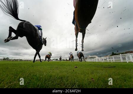 Une vue générale tandis que les coureurs se délacerent d'une clôture pendant les Play LOW6 Picks à low6.com novicess' handicap Chase à l'hippodrome de Stratford-on-Avon. Banque D'Images