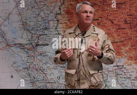 Fort Hood, Texas USA, 12 décembre 2003 : États-Unis Le lieutenant général Thomas Metz, commandant du IIIe corps à fort Hood, se tient devant une carte de l'Irak à la base militaire tentaculaire du centre du Texas. Metz prendra la relève ce printemps pour le lieutenant général Ricardo Sanchez, qui commande maintenant les troupes terrestres de l'armée en Irak. ©Bob Daemmrich Banque D'Images