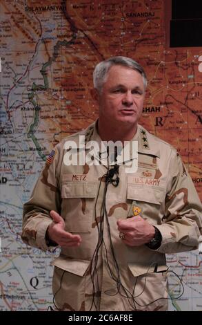 Fort Hood, Texas USA, 12 décembre 2003 : États-Unis Le lieutenant général Thomas Metz, commandant du IIIe corps à fort Hood, se tient devant une carte de l'Irak à la base militaire tentaculaire du centre du Texas. Metz prendra la relève ce printemps pour le lieutenant général Ricardo Sanchez, qui commande maintenant les troupes terrestres de l'armée en Irak. ©Bob Daemmrich Banque D'Images