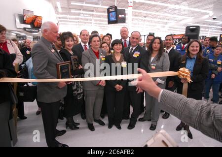 San Antonio Texas États-Unis, janvier 21 2004 : les VIP d'entreprise et les gérants de magasin ont coupé le ruban lors d'une cérémonie marquant l'ouverture du 3 000e emplacement d'un magasin Walmart. ©Bob Daemmrich Banque D'Images