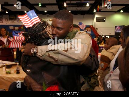 Fort Hood, Texas États-Unis, 16 février 2004 : environ 60 soldats américains des États-Unis La 4e division d'infanterie de l'armée basée à fort Hood est revenue lundi après-midi après un déploiement de près d'un an en Irak et a été accueillie par des membres de la famille à la base tentaculaire au nord d'Austin. Le sergent Kendrick Savannah de Shreveport, LA accueille sa mère Mary Savannah. ©Bob Daemmrich Banque D'Images