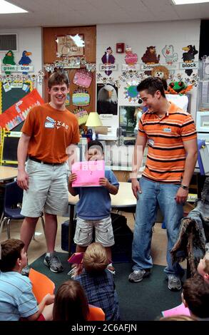 Austin, Texas États-Unis, avril 2004 : des étudiants de l'Université du Texas qui envisagent une carrière d'enseignant visitent des élèves de première année pour aider à lire et parler de la façon de faire des choix positifs. ©Bob Daemmrich Banque D'Images