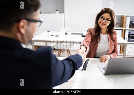 Se serrer la main dans la rencontre d'affaires de conseil juridique Banque D'Images