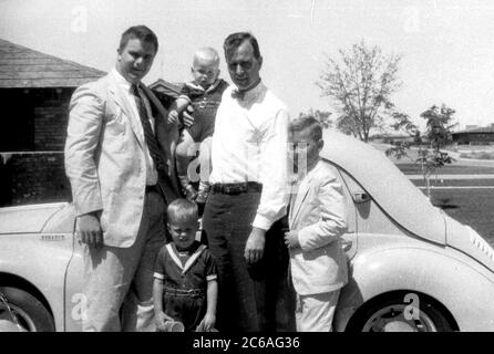 HS217 de gauche à droite, William 'Bucky' Bush, son frère George H. W. Bush tenant son fils Neil avec son fils Jeb debout devant, et George W. Bush, vers le milieu des années 1950 Crédit photo : Bibliothèque présidentielle George Bush Banque D'Images