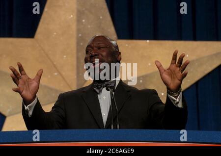 San Antonio Texas USA, juin 2004 : le commissaire des chemins de fer du Texas Michael Williams prononce un discours à la convention républicaine de l'État. La Railroad Commission réglemente le pétrole et le gaz au Texas. ©Bob Daemmrich Banque D'Images