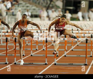 Austin, Texas 11 juin 2004 : Nicole Denby, du Texas, à gauche et Priscilla Lopes, du Nebraska, franchit le dernier obstacle dans les haies de 100 mètres lors des championnats d'athlétisme en plein air de la NCAA. Denby a été le vainqueur surprise de la course avec un 12,62 fois. ©Bob Daemmrich Banque D'Images