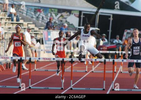 Austin Texas USA, juin 2004 : l'athlète masculin noir de l'Université de Floride est en tête du terrain lors de l'épreuve Haies masculine de 110 mètres à l'occasion des championnats d'athlétisme de la division I de la National Collegiate Athletic Association (NCAA). ©Bob Daemmrich Banque D'Images