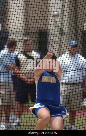Austin Texas USA, juin 2004 : une athlète féminine de l'Université de Californie à Los Angeles (UCLA) participe à l'épreuve de jet de marteau aux championnats de piste et de terrain de la division I de la National Collegiate Athletic Association (NCAA). ©Bob Daemmrich Banque D'Images