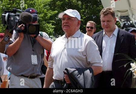 College Station, Texas Etats-Unis, 13 juin 2004: L'ancien président soviétique Mikhaïl Gorbatchev parle à la presse avant de donner des fleurs et de la vodka à l'ancien président George Bush lors de son saut en parachute célébrant son anniversaire de 80th. ©Bob Daemmrich Banque D'Images