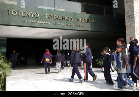 Juin 2004 : les écoliers entrent au Musée national d'anthropologie de Mexico pour une visite sur le terrain. ©Bob Daemmrich Banque D'Images