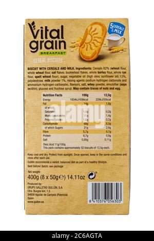 Informations nutritionnelles et informations sur la boîte de biscuits de céréales de petit déjeuner Gullon Vital grain isolés sur fond blanc - biscuit avec céréales et lait Banque D'Images