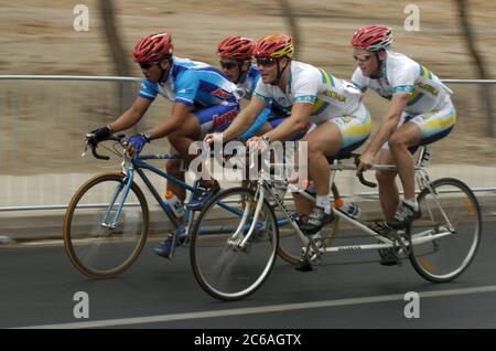 Athènes, Grèce 25SEP04: Cyclisme sur route aux Jeux paralympiques: Course de tandem aveugle hommes B 1-3 Japon (à gauche) contre Australie (à droite) en action sur le parcours. ©Bob Daemmrich Banque D'Images