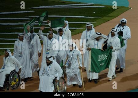 Athènes, Grèce 17SEP04 : cérémonie d'ouverture des Jeux paralympiques d'Athènes de 2004 au stade olympique. Une équipe d'Arabie Saoudite entre dans le stade. ©Bob Daemmrich Banque D'Images