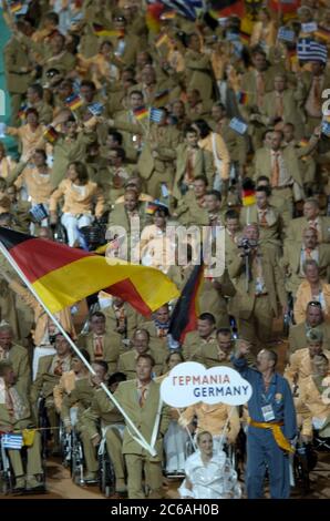 Athènes, Grèce 17SEP04 : cérémonie d'ouverture des Jeux paralympiques d'Athènes de 2004 au stade olympique. Une équipe allemande se présente au stade olympique. ©Bob Daemmrich Banque D'Images