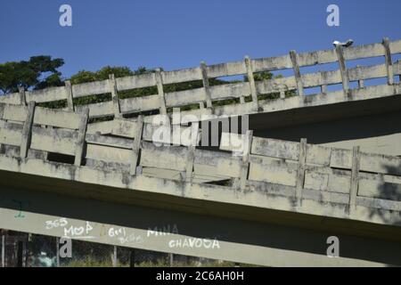 Viaduc piétonnier en architecture concrète, passage à niveau ferroviaire, à l'intérieur du Brésil, du Brésil, de l'Amérique du Sud, avec ciel bleu en arrière-plan an Banque D'Images