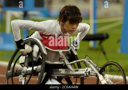 Athènes, Grèce 24SEP04: Les Jeux paralympiques Miki Yoda du Japon attend le début de la course féminine de T52 400 mètres pendant la compétition d'athlétisme aux Jeux paralympiques du stade olympique. ©Bob Daemmrich Banque D'Images