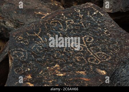 Pétroglyphes humides le jour des pluies dans les montagnes Picacho, désert de Sonoran, Arizona, États-Unis Banque D'Images