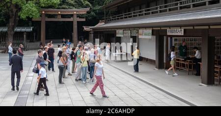 Touristes à Meiji Jingu Shinto Shrine interne composé, Tokyo, Japon Banque D'Images