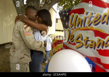 Killeen, Texas États-Unis, 28 septembre 2004 : le capitaine Adontis Atkins de la division de Cavalerie 1st de fort Hood accueille sa femme lors d'une cérémonie de bienvenue pour 200 soldats stationnés en Irak pendant plus d'un an. ©Bob Daemmrich/The image Works Banque D'Images