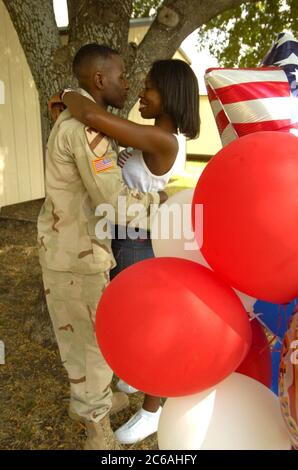 Killeen, Texas États-Unis, 28 septembre 2004 : le capitaine Adontis Atkins de la division de Cavalerie 1st de fort Hood accueille sa femme lors d'une cérémonie de bienvenue pour 200 soldats stationnés en Irak pendant plus d'un an. ©Bob Daemmrich/The image Works Banque D'Images