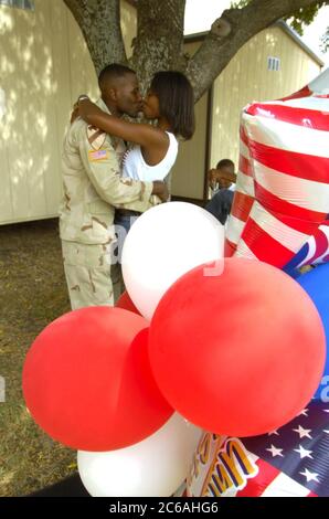 Killeen, Texas États-Unis, 28 septembre 2004 : le capitaine Adontis Atkins de la division de Cavalerie 1st de fort Hood accueille sa femme lors d'une cérémonie de bienvenue pour 200 soldats stationnés en Irak pendant plus d'un an. ©Bob Daemmrich/The image Works Banque D'Images