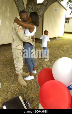 Killeen, Texas États-Unis, 28 septembre 2004 : le capitaine Adontis Atkins de la division de Cavalerie 1st de fort Hood accueille sa femme lors d'une cérémonie de bienvenue pour 200 soldats stationnés en Irak pendant plus d'un an. ©Bob Daemmrich/The image Works Banque D'Images