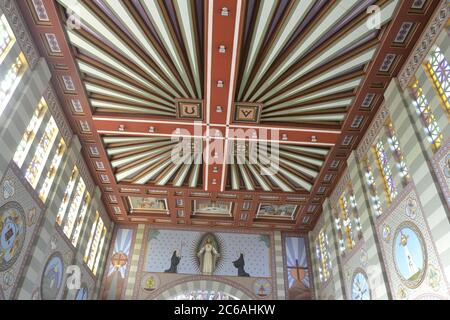 Intérieur de l'église catholique, vue de bas en haut, tableaux symétriques sur le plafond et les murs latéraux, en photo panoramique, Brésil, Amérique du Sud Banque D'Images