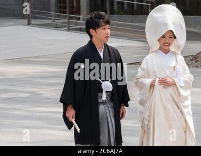 Mariée et marié japonais dans un kimono traditionnel au sanctuaire Meiji Jingu Shinto, Tokyo, Japon Banque D'Images