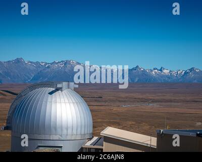 Vue aérienne avec l'observatoire depuis le sommet du mont John dans le lac Tekapo de Nouvelle-Zélande. Banque D'Images