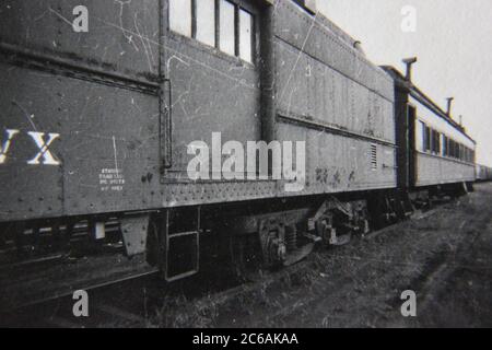 Fin années 70 vintage noir et blanc de style de vie photographie d'un train qui court le long de ses pistes. Banque D'Images