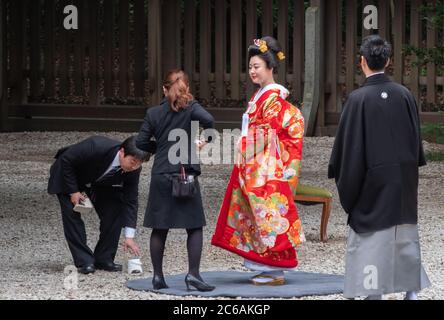 Belle mariée japonaise dans un kimono rouge au sanctuaire Meiji Jingu Shinto, Tokyo, Japon Banque D'Images