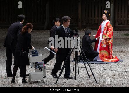 Belle mariée japonaise dans un kimono rouge au sanctuaire Meiji Jingu Shinto, Tokyo, Japon Banque D'Images