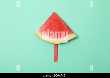 Tranche de pastèque sur un bâton de glace sur fond de menthe. Fruits d'été Banque D'Images