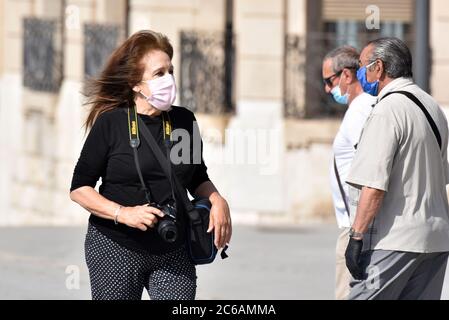 Une femme marche le long de la rue Rambla Nova portant des masques de visage comme précaution contre la propagation de covid 19.le gouvernement de Catalogne décrète un ordre et oblige les citoyens à porter un masque de visage dans les espaces publics, À l'intérieur comme à l'extérieur, bien que la distance de sécurité soit respectée le lendemain, dans le but d'éviter de nouvelles infections du virus Covid-19 comme celle qui affecte Segrià (Lleida). Banque D'Images