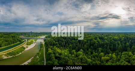 Le train bavarois traverse un pont Isar, avec vue sur le paysage verdoyant bavarois. Banque D'Images