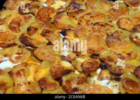 La massaka traditionnelle - UN plat de viande, de pommes de terre, de légumes et de fromage au four Banque D'Images