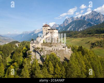 Vue aérienne du château de Tarasp (construit au XIe siècle) dans les Alpes suisses, canton des Grisons ou Graubuendon, Suisse Banque D'Images