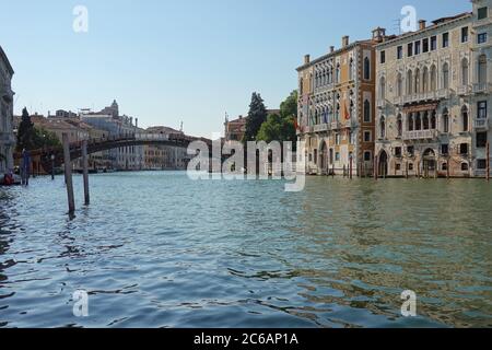 Venodig, Canal Grande nahe Ponte dell’Accademia ohne Verkehr, Krise der Tourismusindustrie wegen der CoVid-19 Maßnahmen // Venise, Canal Grande près de P Banque D'Images