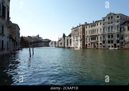 Venodig, Canal Grande nahe Ponte dell’Accademia ohne Verkehr, Krise der Tourismusindustrie wegen der CoVid-19 Maßnahmen // Venise, Canal Grande près de P Banque D'Images