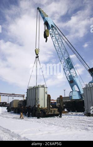 Chargement du gros camion par une cargaison lourde (2) Banque D'Images