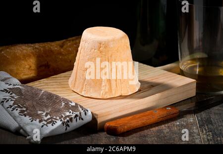 Le fromage Afuega'l pitu, l'un des plus répandus dans les Asturies, a été fabriqué sur de petites fermes, appelées fermes, dispersées dans le centre de l'Asturien Banque D'Images