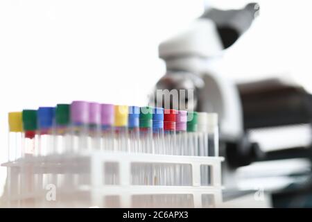 Laboratoire avec tubes à essai et microscope pour la recherche Banque D'Images