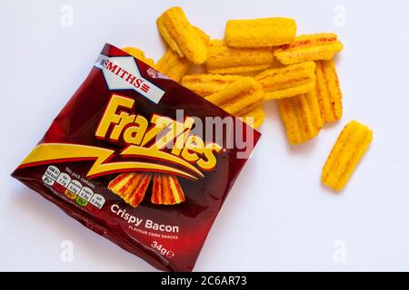 Paquet de Smiths Frazzles croustillant Bacon saveur de maïs ouvert avec le contenu renversé set sur fond blanc Banque D'Images