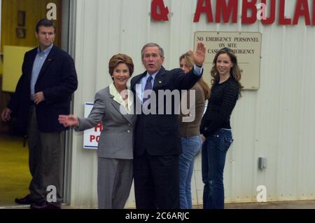 Crawford, Texas USA, novembre 2 2004 : États-Unis Le président George W. Bush, la première dame Laura Bush et leurs filles Barbara (à droite) et Jenna devant la caserne des pompiers de Crawford où ils ont voté à l'élection présidentielle. Bush est le candidat républicain et se présente pour un second mandat. ©Bob Daemmrich Banque D'Images